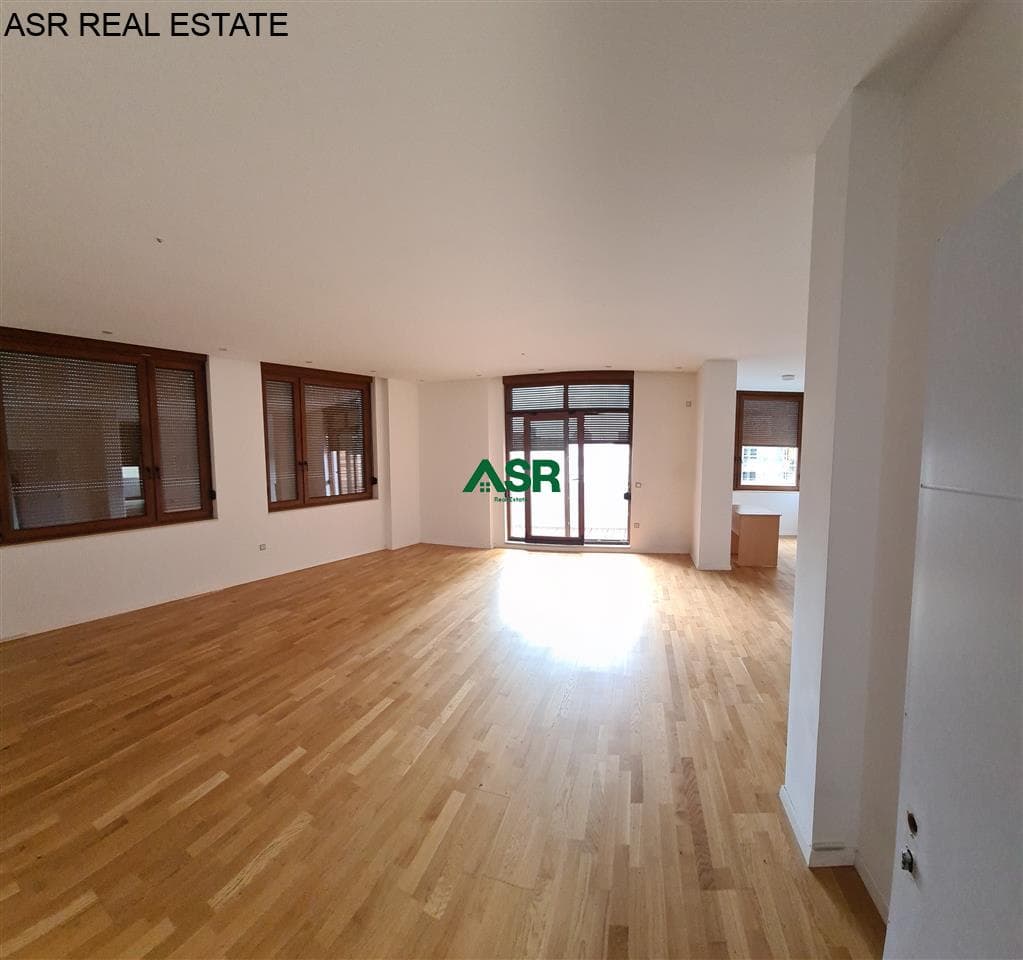 Banese/zyre me qira ne Nartel Center 2