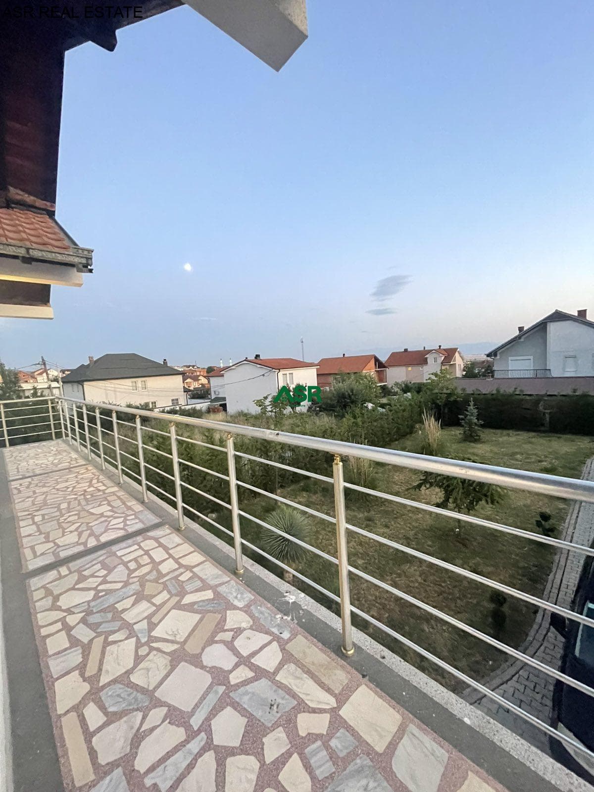 Ofrohet SHTEPIA me QIRA në lagjen Hajvali 2