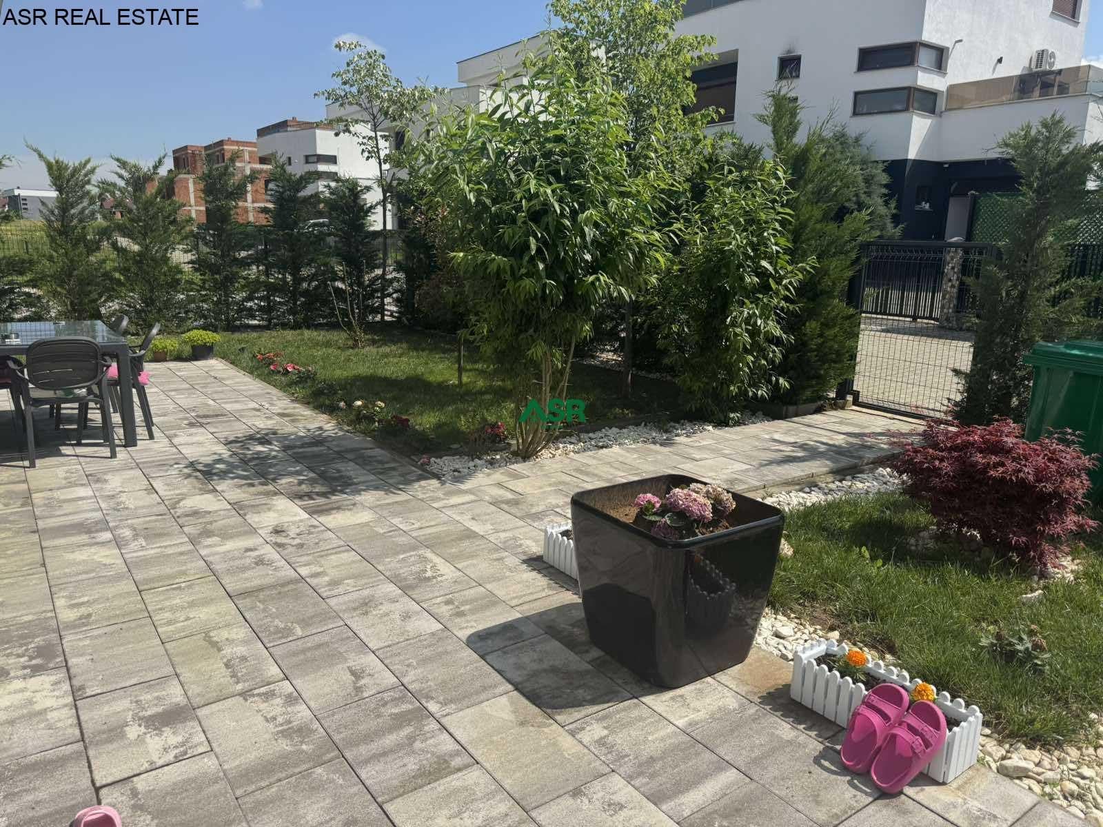 ID4354 Ofrohet SHTEPIA per SHITJE ne Bernice