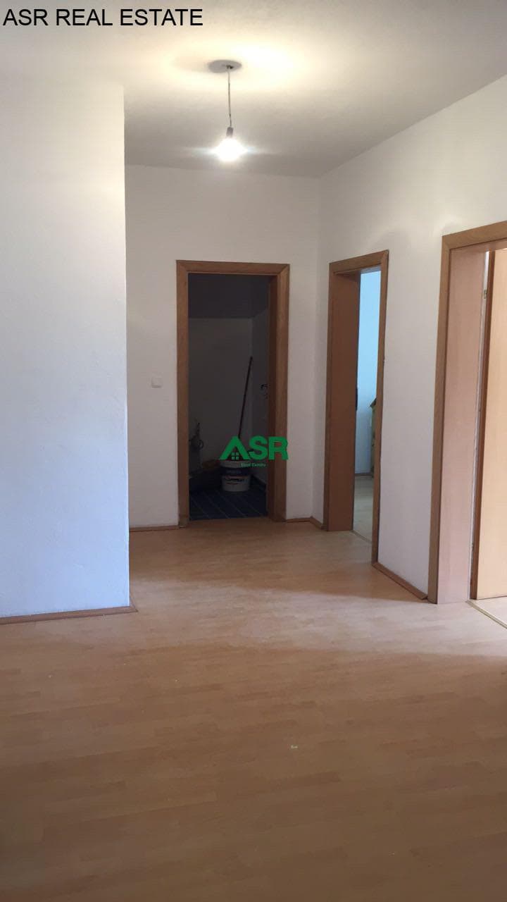 Lëshohet banesa me qira në lagjën Mati 1 4