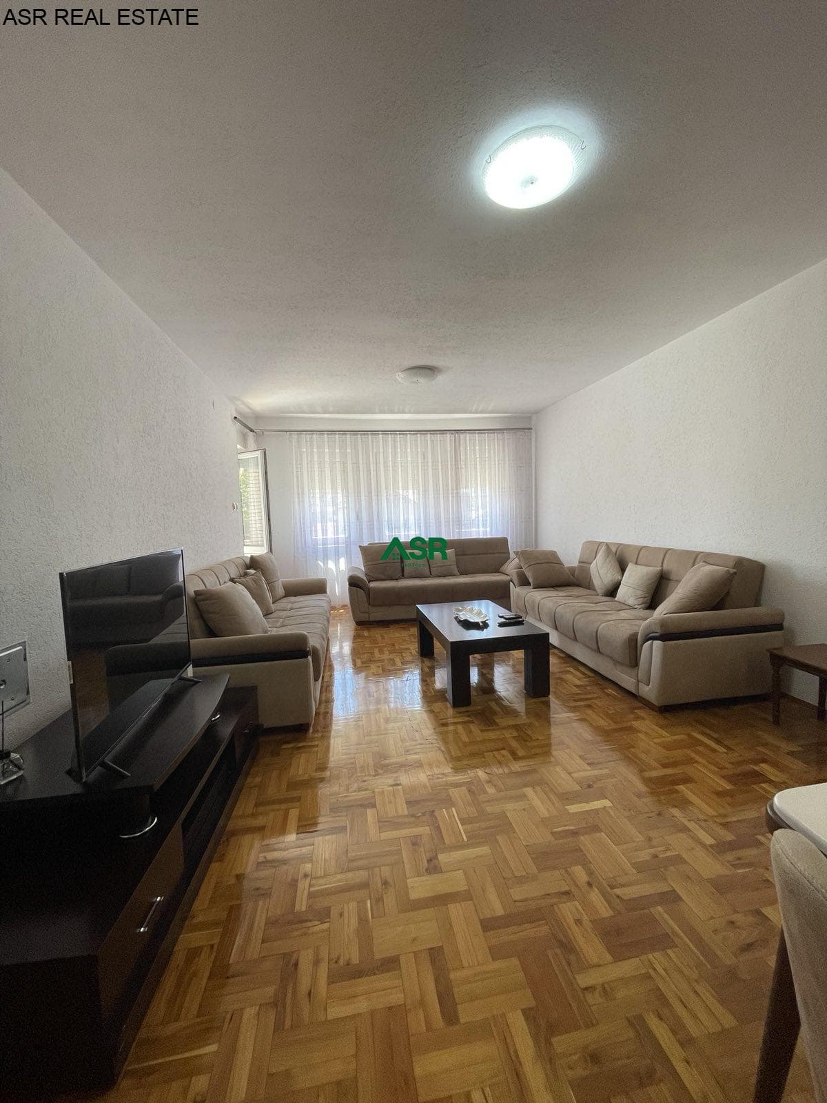 Ofrohet shtepia me siperfaqe 220 m² per SHITJE në lagjen Hani i Dilit 2