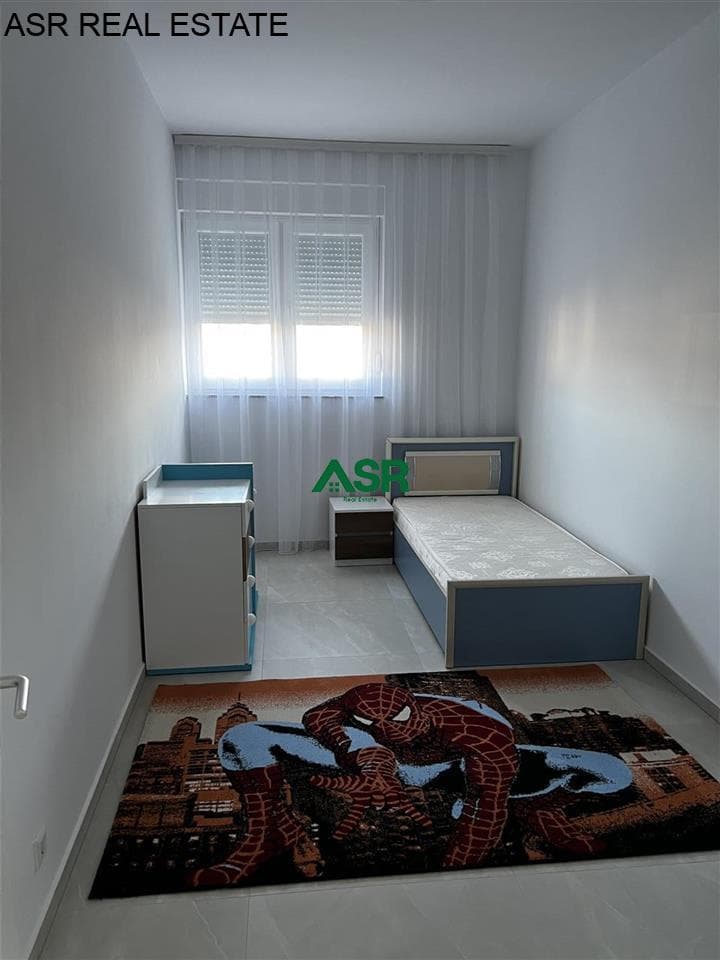 Lëshohet banesa Penthouse me qira në lagjen Prishtina e re 2