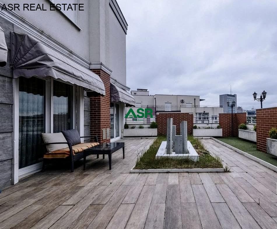 Ofrohet per SHITJE penthouse ne lagjen Tophane