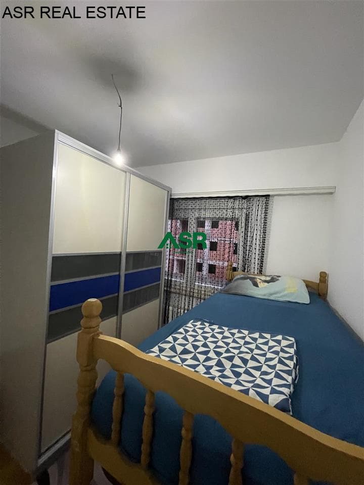 Lëshohet banesa duplex me qira në lagjën Emshir 4