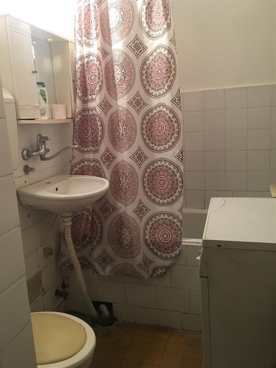 Lëshohet banesa me qira në lagjën Bregu i Diellit, perballe rruges B 2