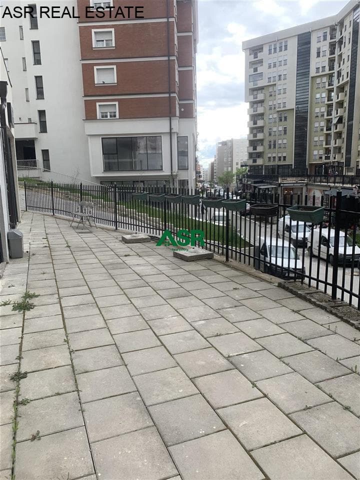 Ofrohet lokali me qira në lagjen rruga B, 2