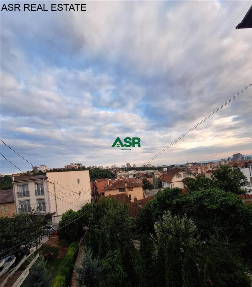 Ofrohet banesa (kat shtepie me qira) me qira në lagjen taslixhe,