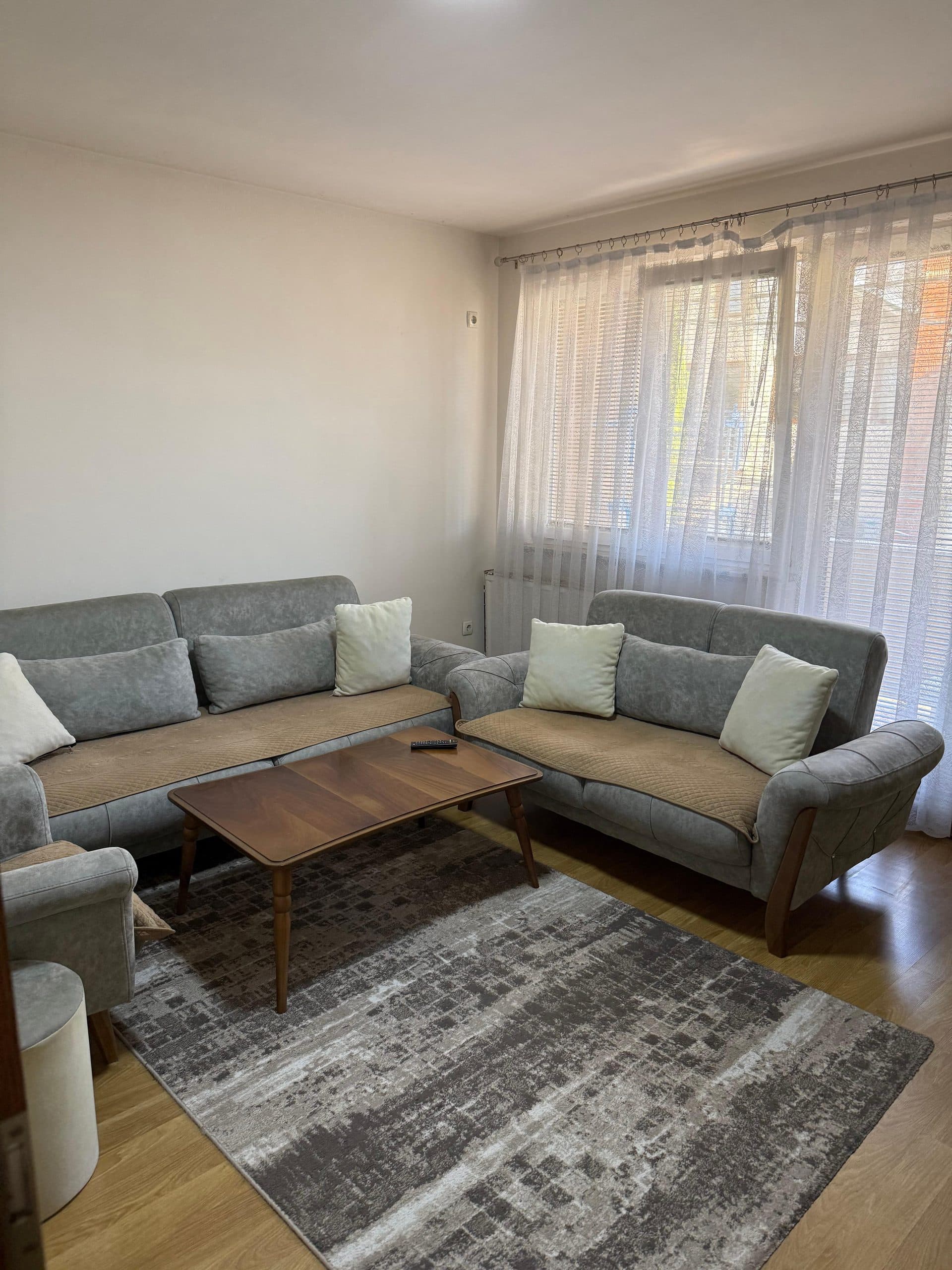 Banesë 75m2 me qira në qender