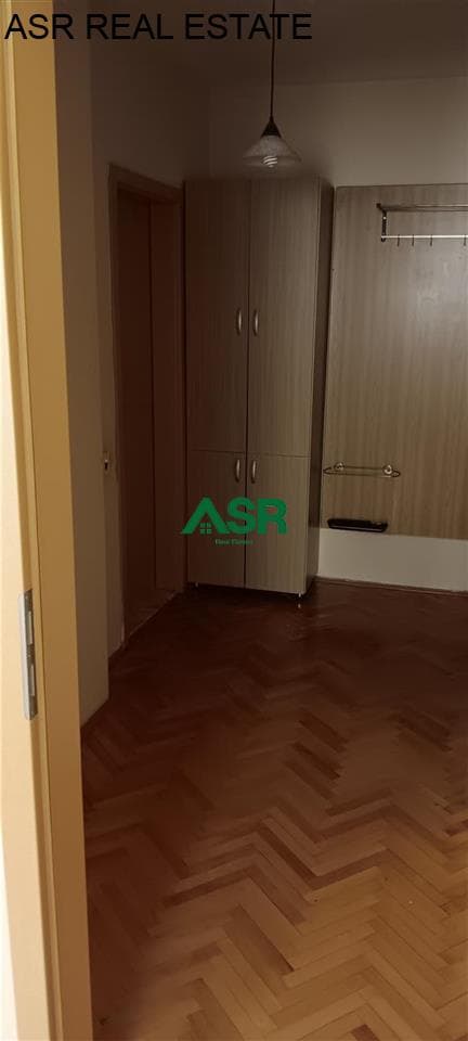 Lëshohet banesa me qira në lagjen qender tek sheshi