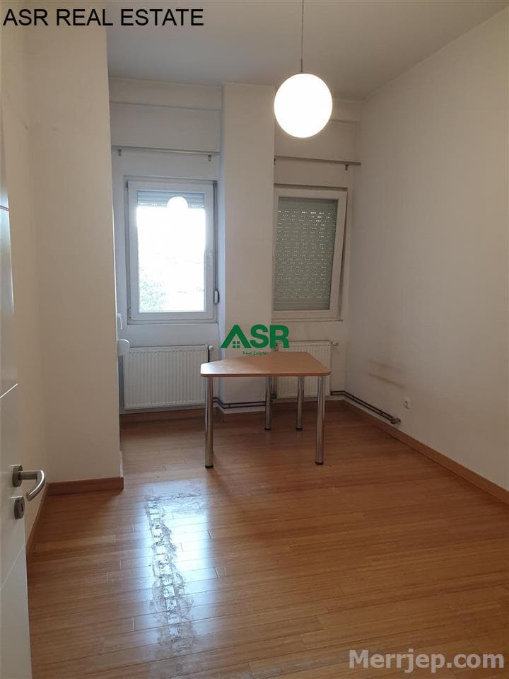 Lëshohet banesa me qira ne rrugen B; E pershtatshme per zyre 4