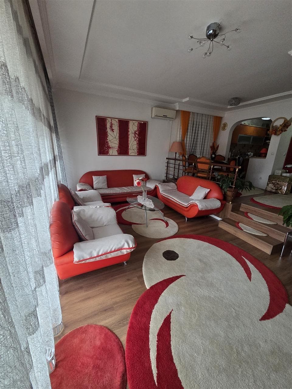 Shtepi 210m2 me qira në lagjen bregu i diellit