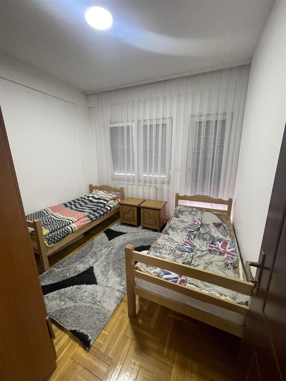 Lëshohet banesa me qira në lagjën Emshir 4