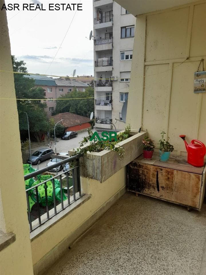 Lëshohet banesa me qira në lagjën qender per zyre 4