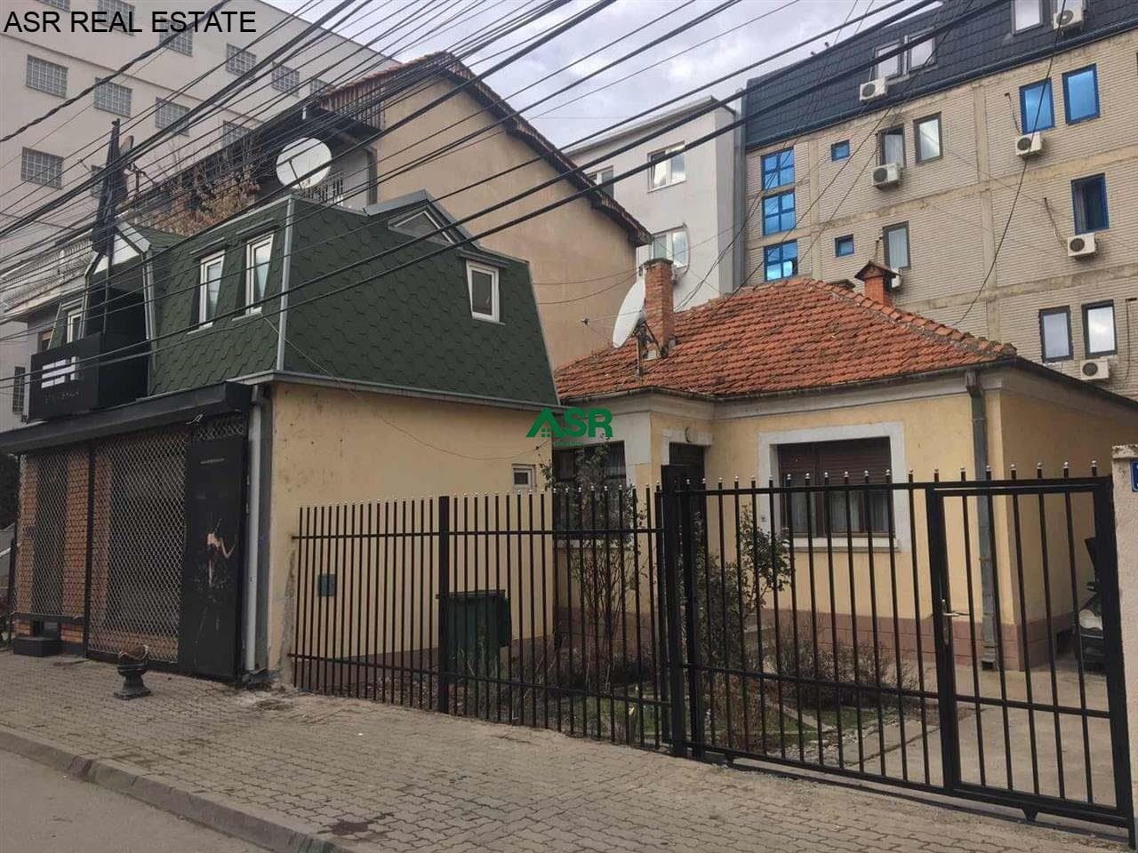 Lëshohet Shtepia/Trualli me qera në lagjën Pejton
