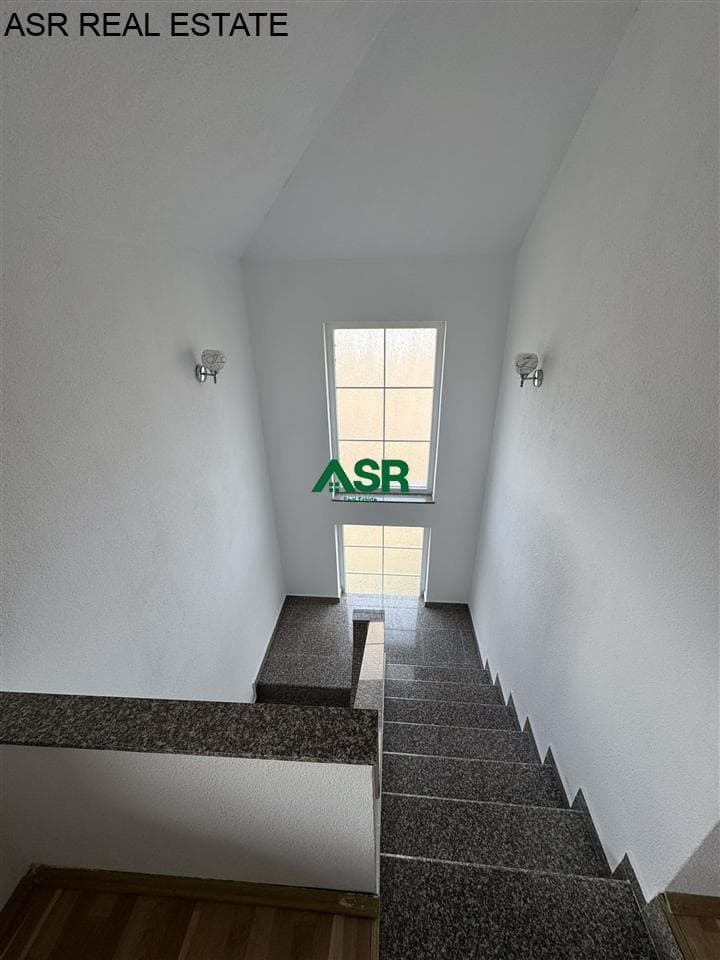 Shtepi 300 m2 me qira në lagjen Emshir 3