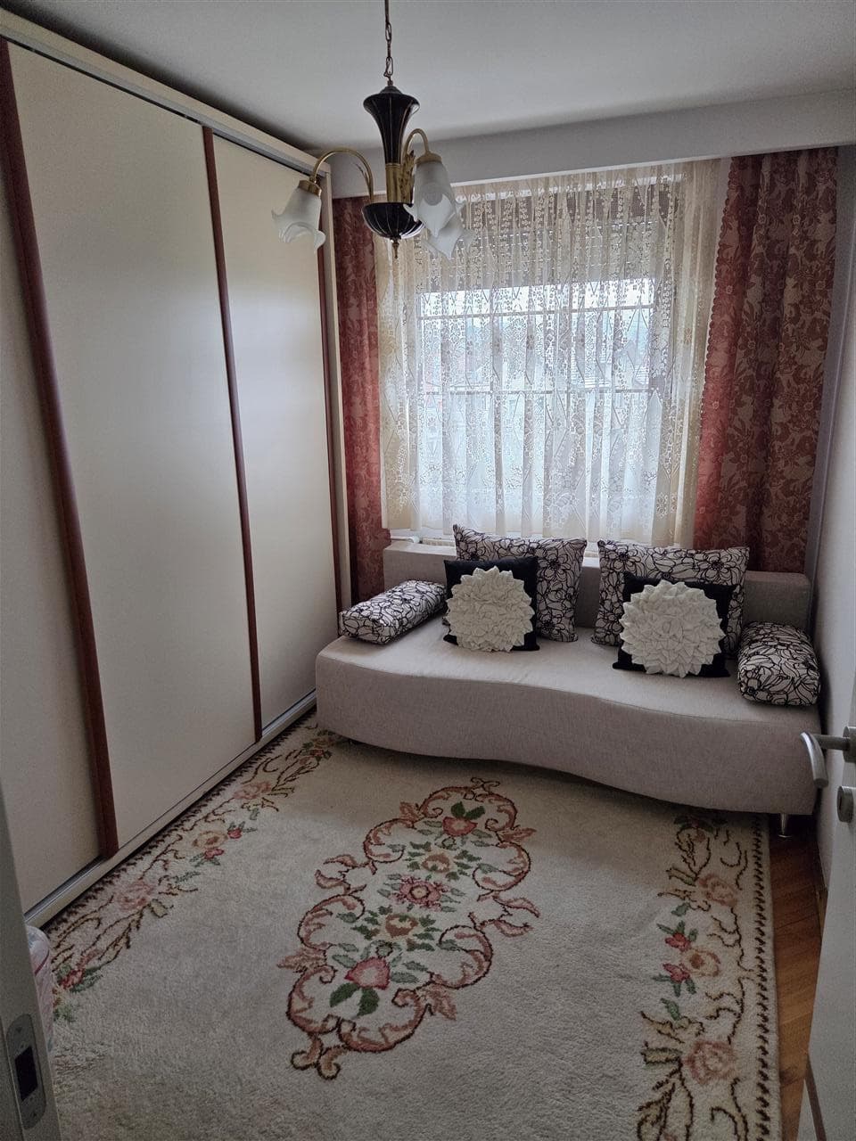 Shtepi 210m2 me qira në lagjen bregu i diellit 4
