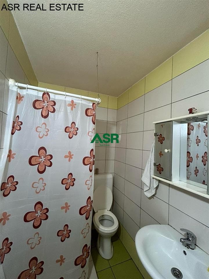 Ofrohet banesa me qira në lagjen e spitalit, rr.Muharrem Fejza, 4