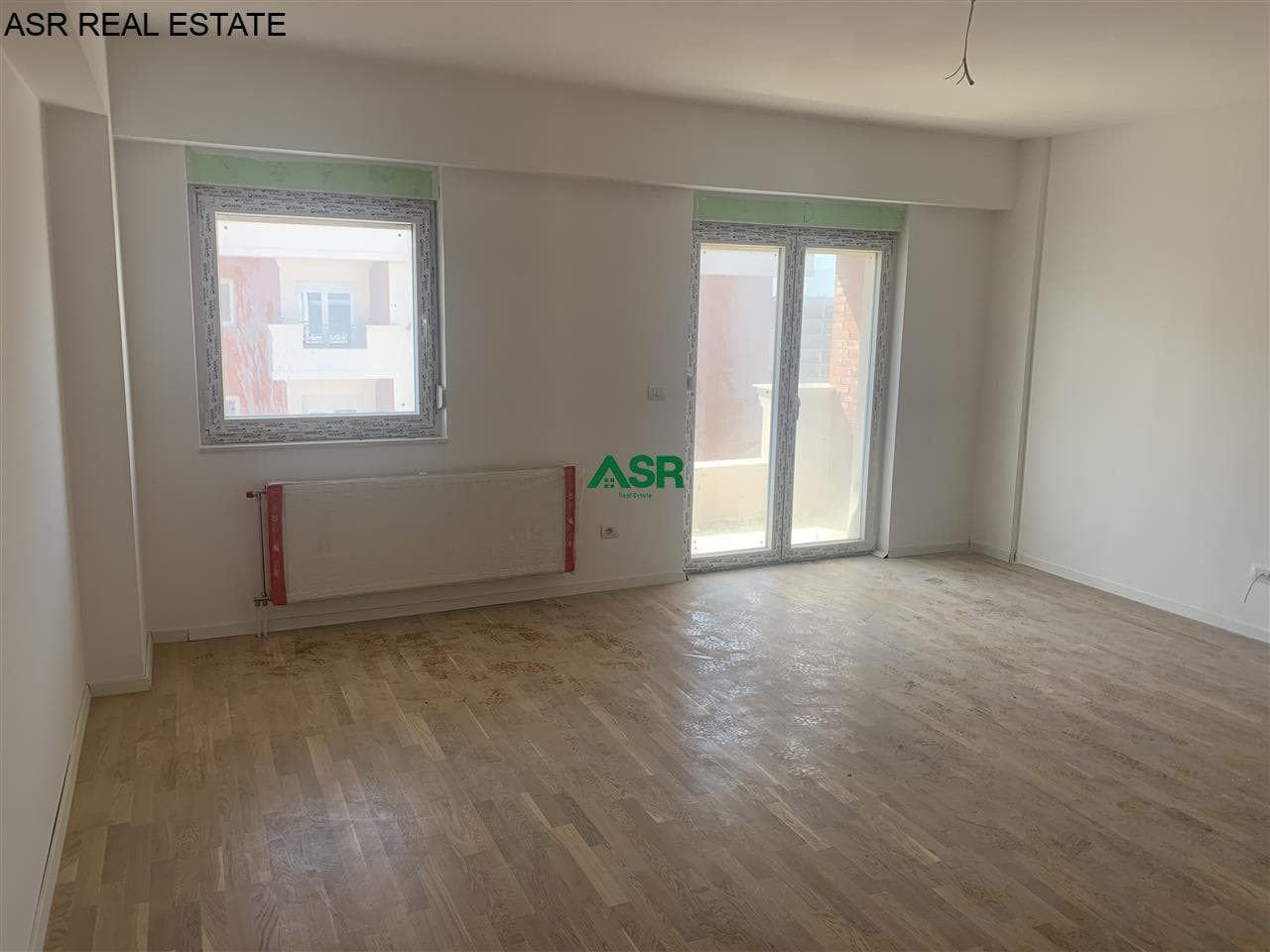 Lëshohet banesa me qira / shitje në lagjën Emshir 4