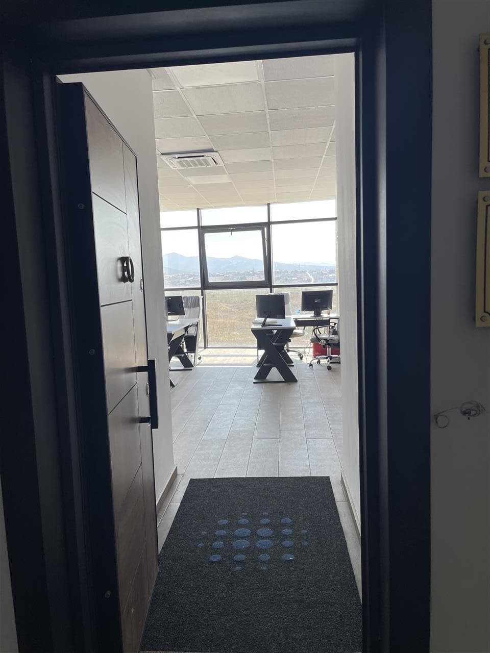Lëshohet banesa per zyre me qira në lagjen Hajvali tek Pallati Drejtesise 4