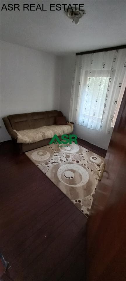 Lëshohet shtepia me hyrje te vecante me qira ne lagjen Arberia