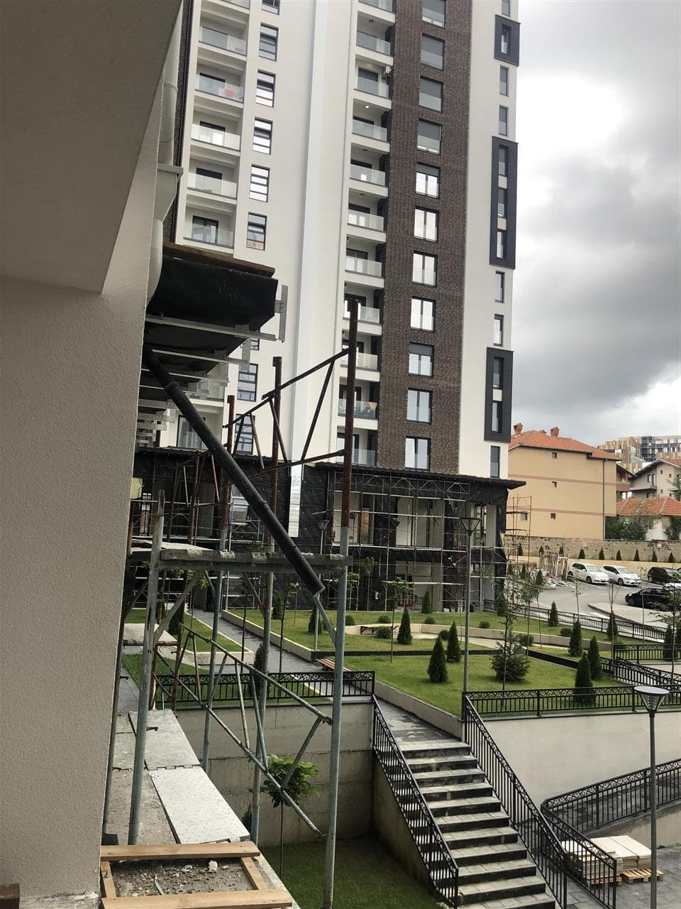 Lëshohet banesa me qira per veprimtari biznesore në lagjën Breg Diellit 2