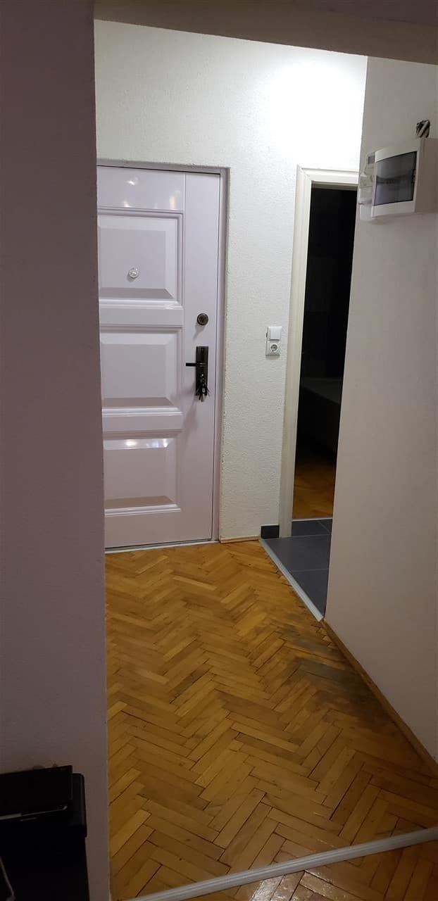 Lëshohet banesa me qira në lagjën bregu i diellit 2
