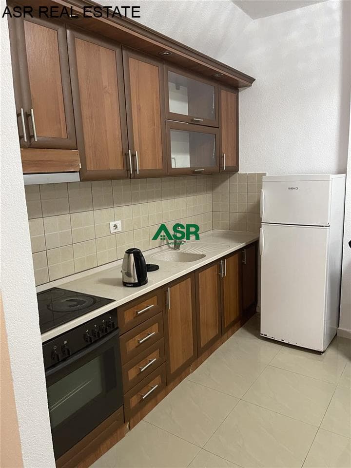 Lëshohet banesa me qira në lagjen qender mrapa Hotel Sirius 2