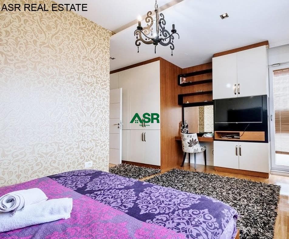 Ofrohet per SHITJE penthouse ne lagjen Tophane