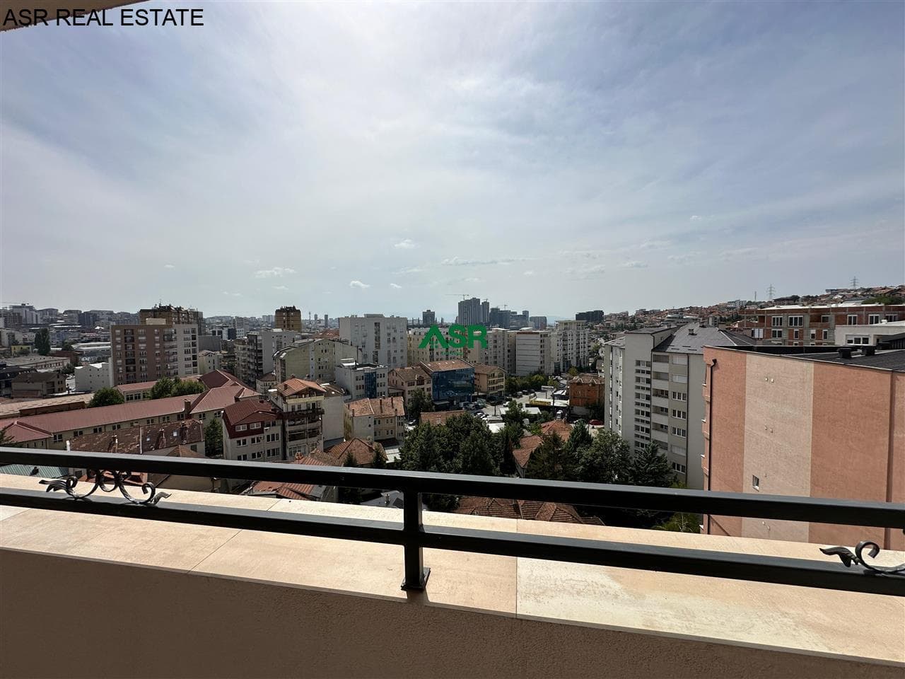 Ofrohet banesa me qira në lagjen Tophane per zyre,