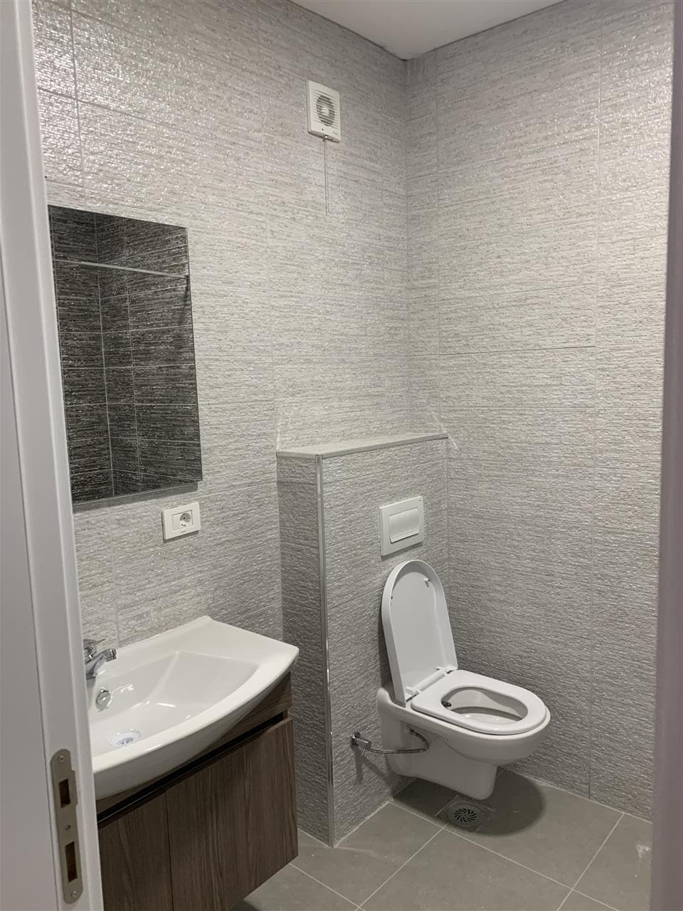 Lëshohet banesa me qira në lagjën rruga C 2