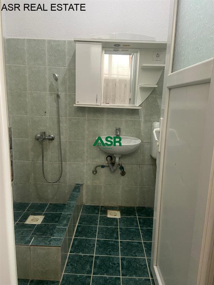 Lëshohet banesa me qira në lagjën bregu i diellit 4
