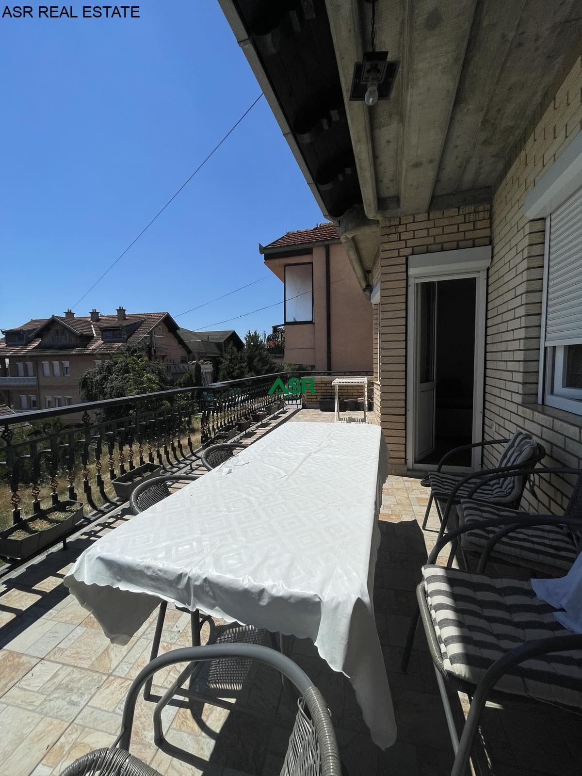 Ofrohet shtepia me siperfaqe 220 m² per SHITJE në lagjen Hani i Dilit 4