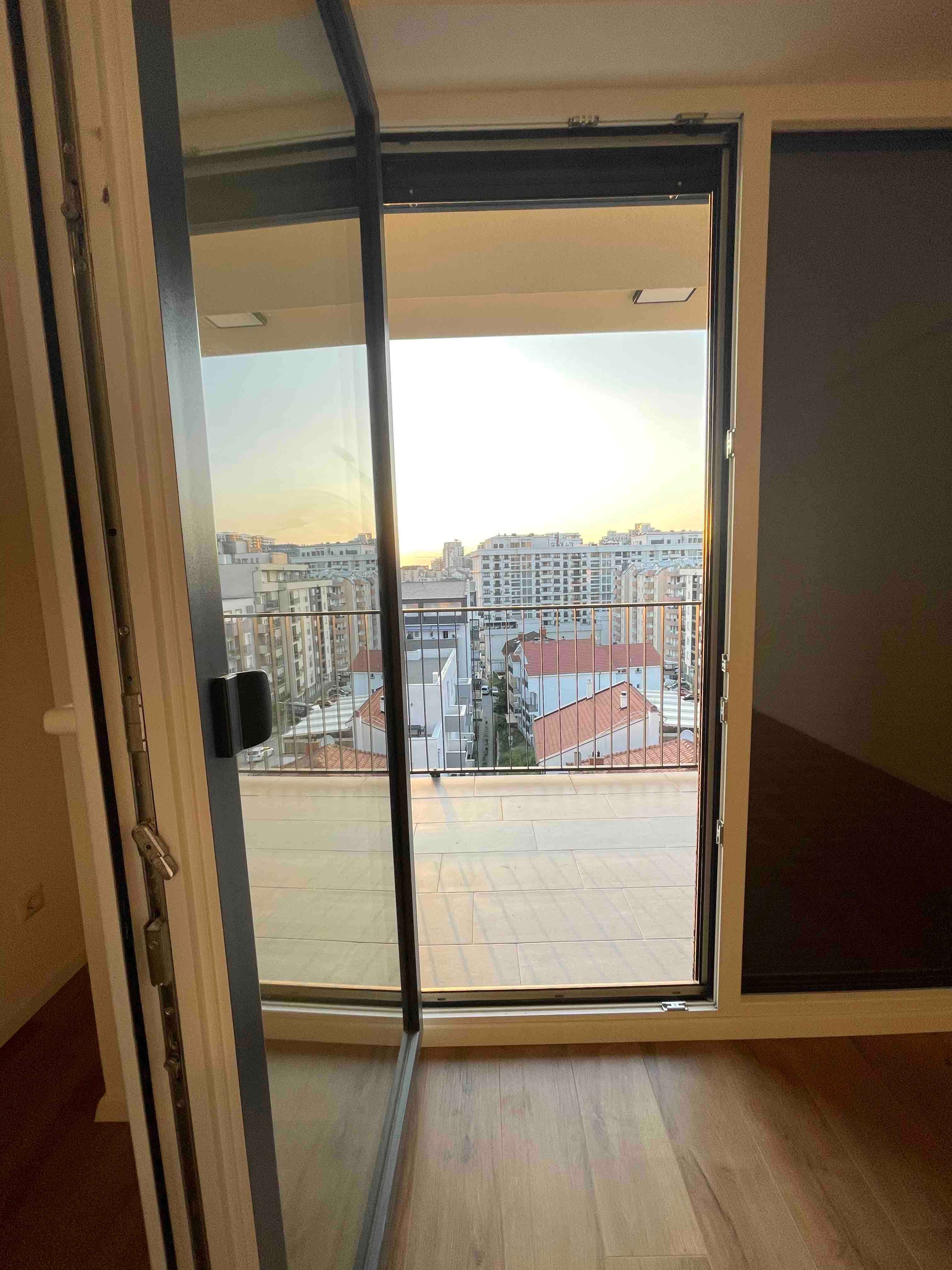Ofrohet banesa me qira në rrugen C (mrapa Royal Mall)