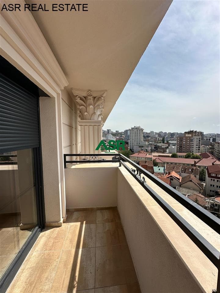 Ofrohet banesa me qira në lagjen Tophane per zyre, 2