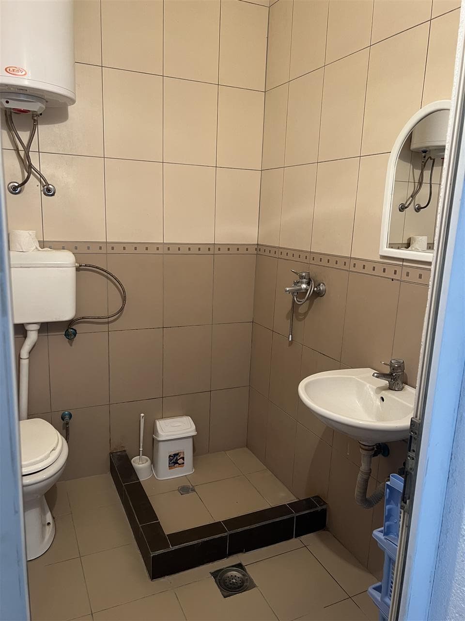 Lëshohet banesa me qira në lagjën bregu i diellit 3