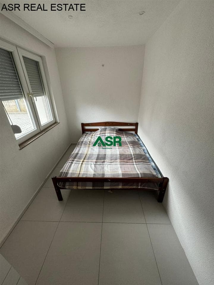 Banesë me qira në rrugen Ndue Perlleshi, afer market Kipper 2