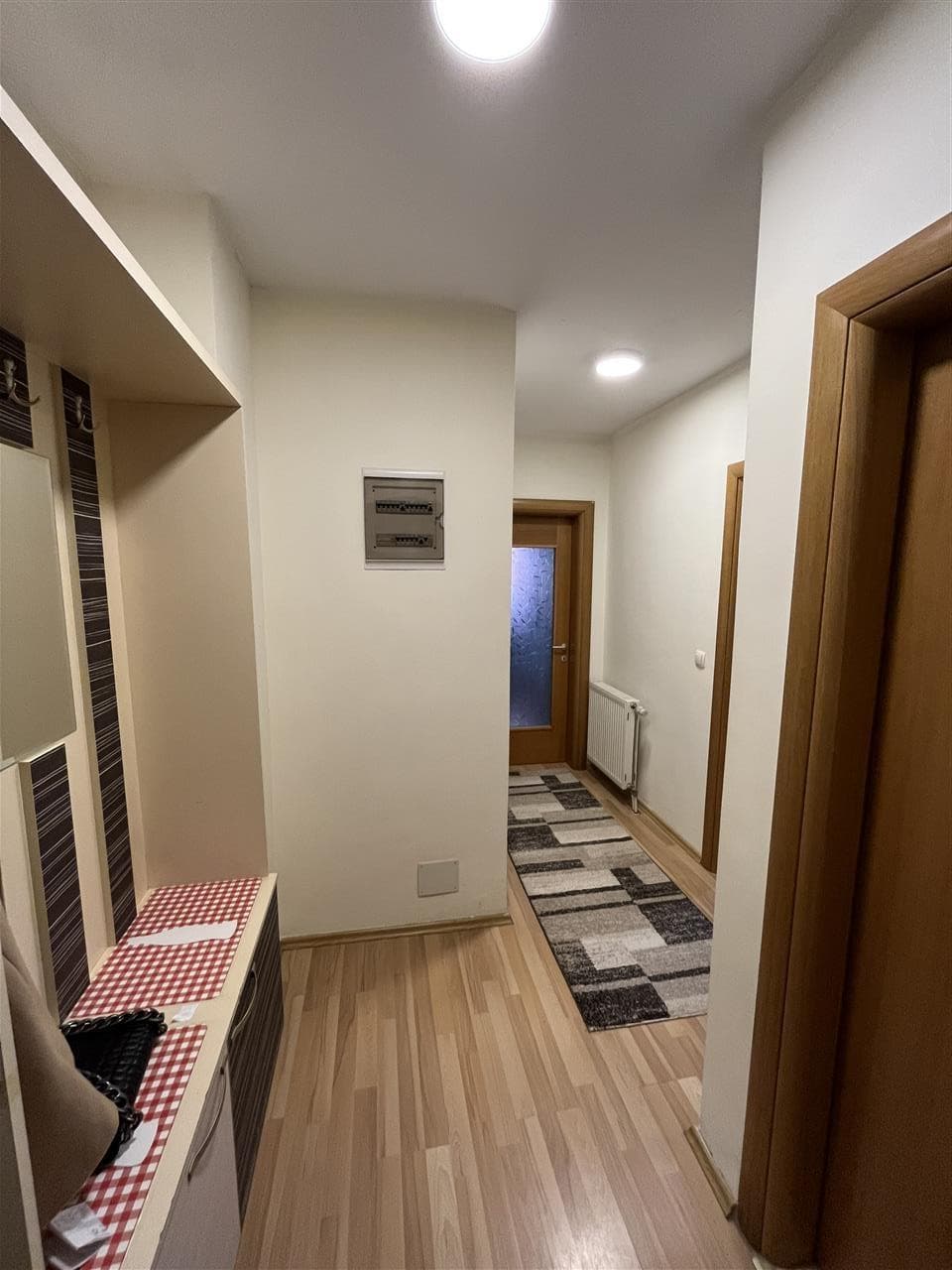 Lëshohet banesa me qira në lagjën Mati 1 4
