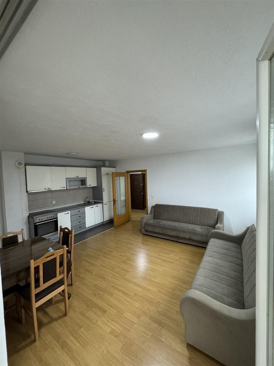 Banesë 65m2 me qira në Emshir