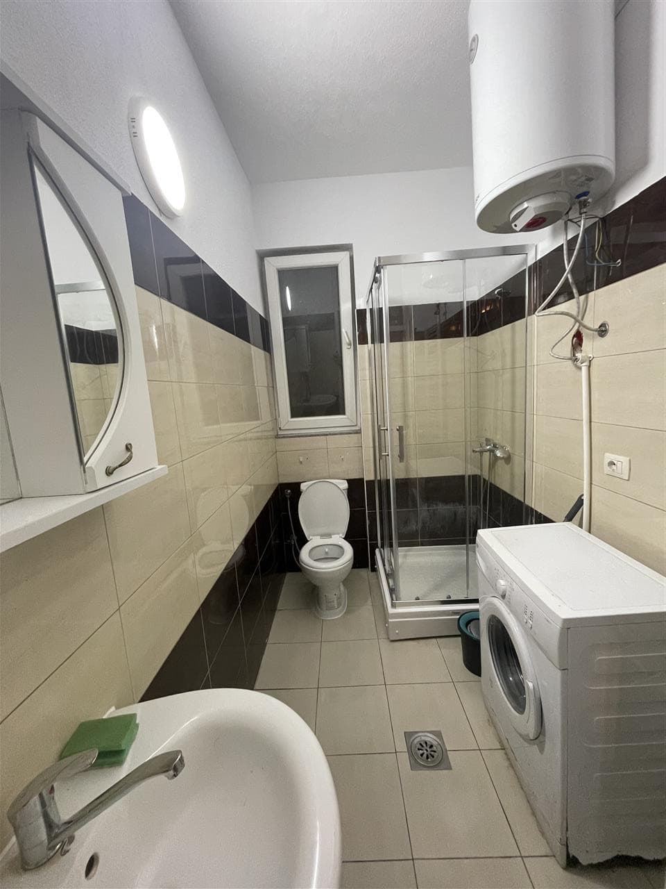 Lëshohet banesa me qira në lagjen qender mrapa Hotel Sirius 4