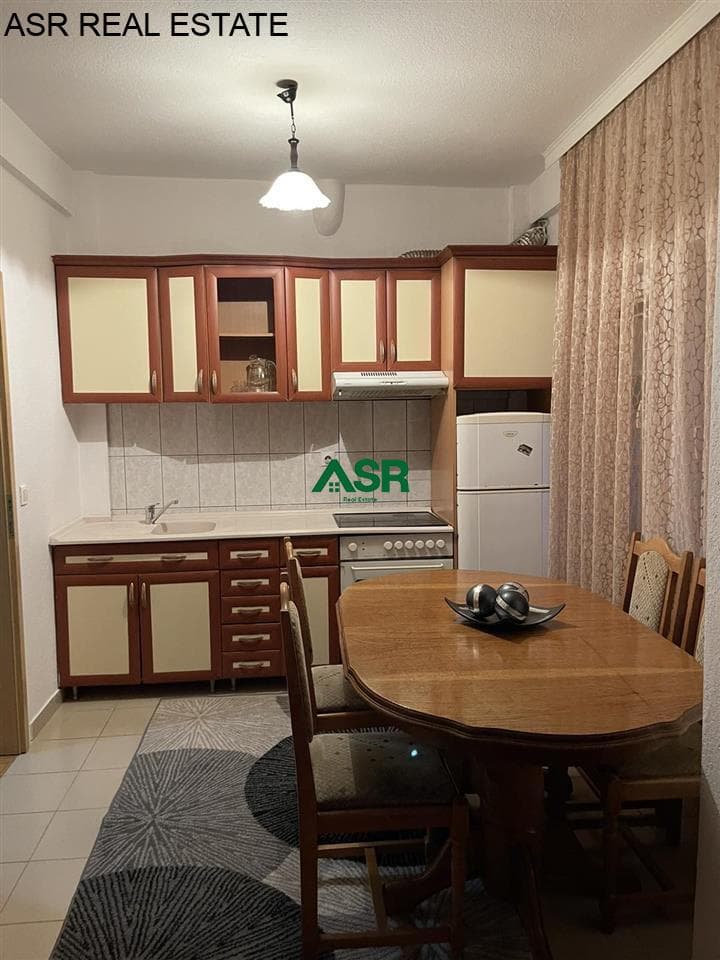 Lëshohet banesa me qira në lagjën Qender, afer shkolles teknike 4