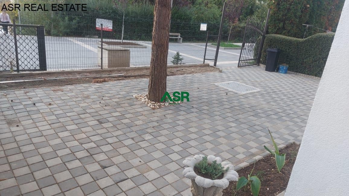 Banesë 115m2 neto dhe 100m2 oborr dhe podrum me qira në Dardani 3
