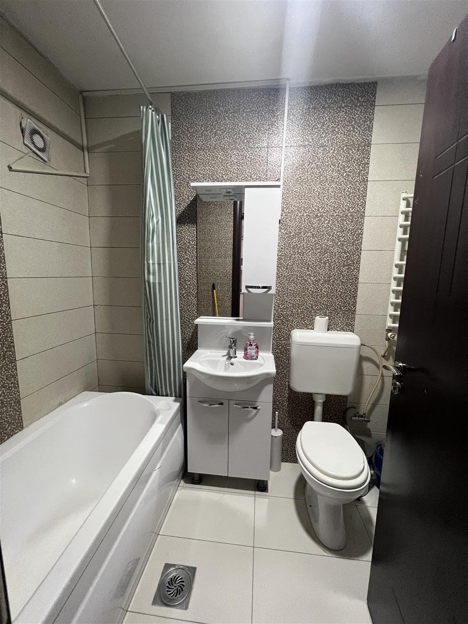 Banesë 65m2 me qira në lagjen Arberia