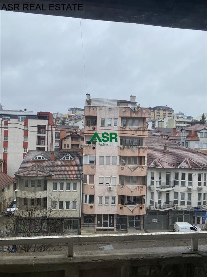 Lëshohet banesa me qira në lagjën Qender 4