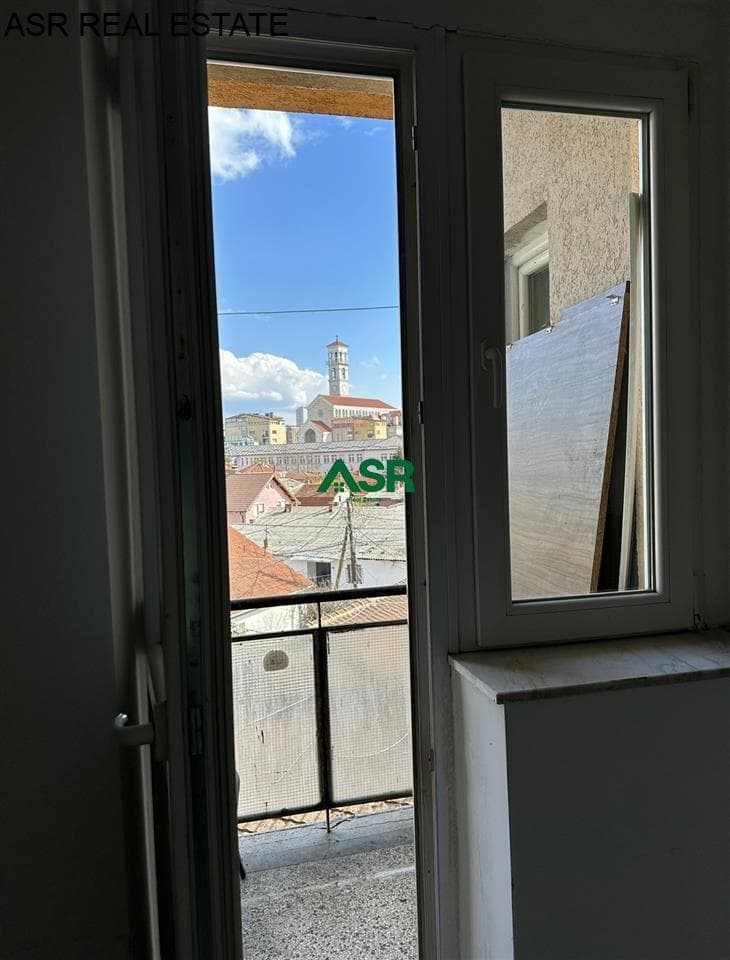 Lëshohet banesa me qira per zyre në lagjën Qender 4