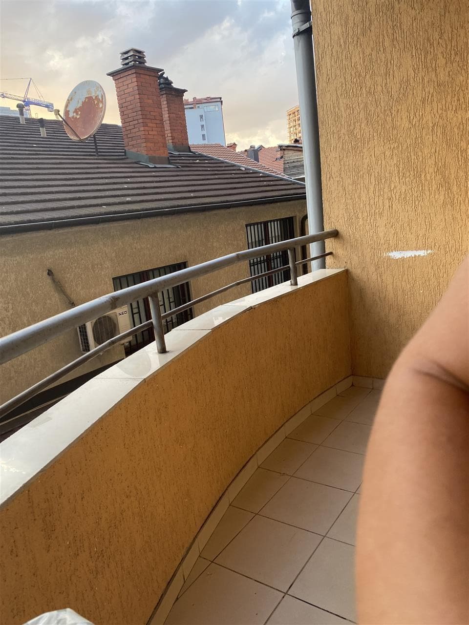 Lëshohet banesa me qera në lagjën Qendër