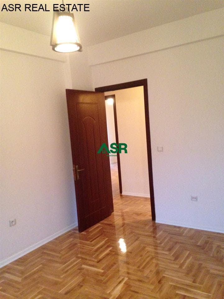 Lëshohet banesa me qera / shitje në lagjën Emshir 3