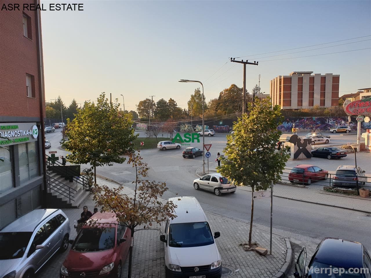 Lëshohet banesa me qira ne rrugen B; E pershtatshme per zyre