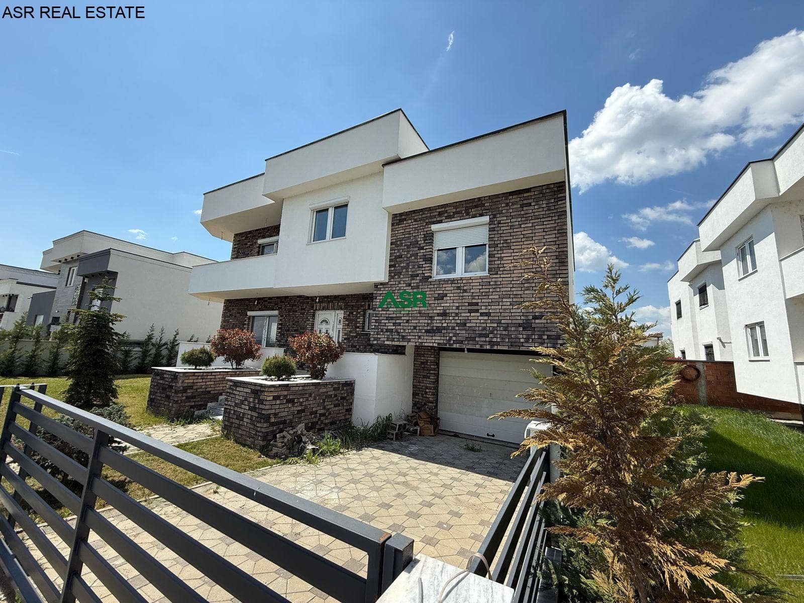 Shtëpi 260 m2, 4 ari truall ne shitje në lagjen JON/Prishtine