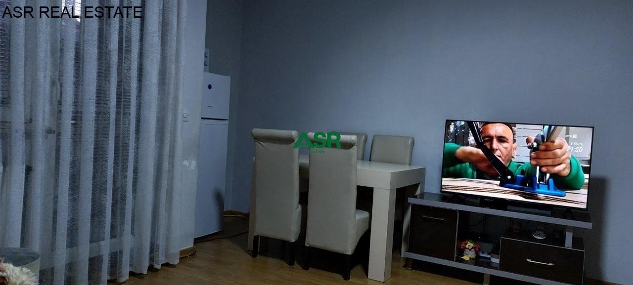 Lëshohet banesa me qira në lagjen qender, prapa teatrit. 2