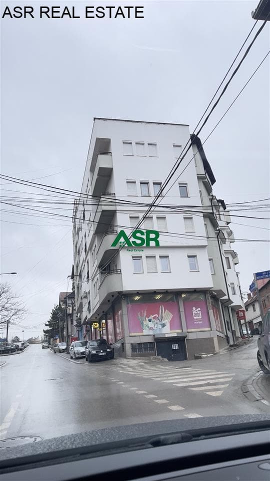 Lëshohet banesa me qira në lagjën qender tek parku i qytetit 4